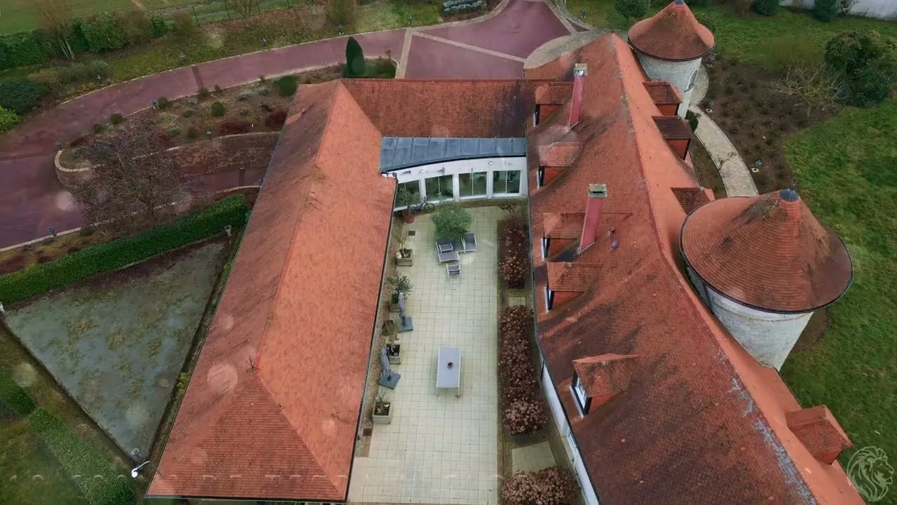Visite filmée : Maison de caractère avec piscine