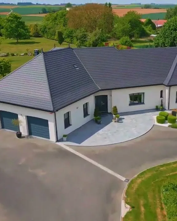 Maison contemporaine et son terrain filmés en drone