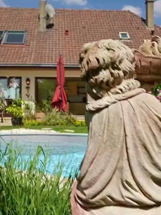 Jardin et piscine d’une propriété filmée pour Dupont Immobilier