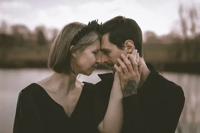 Couple front contre front au bord d'un lac