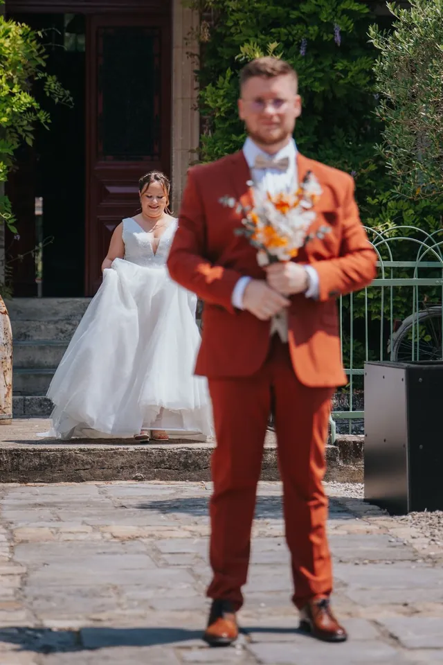 La mariée rejoint le marié pour la découverte