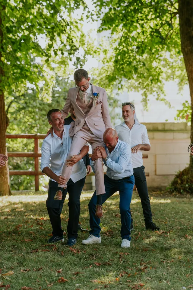 Le marié porté par ses amis