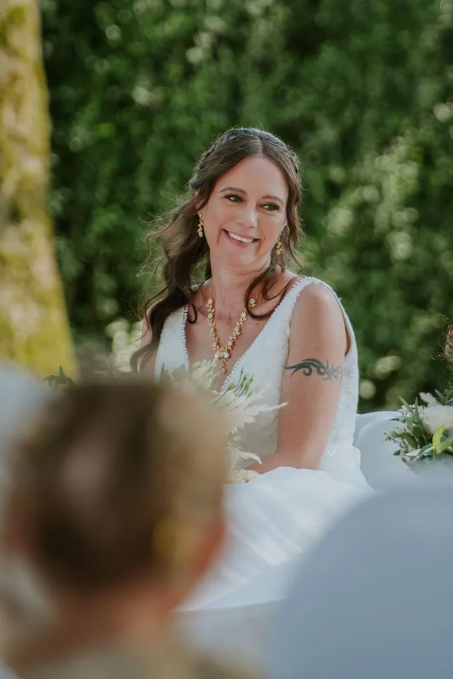 Mariée souriante pendant la cérémonie