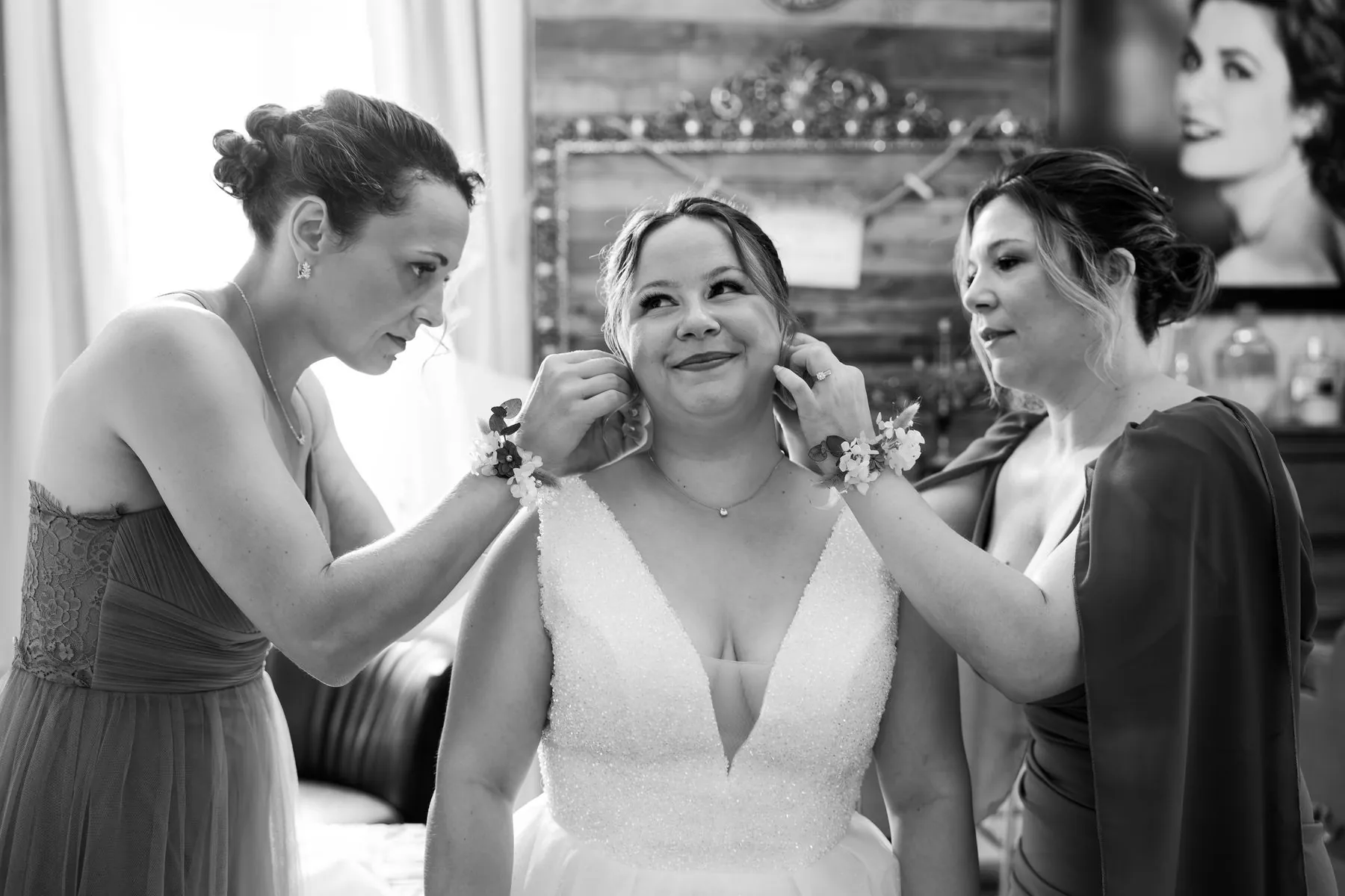 Préparatifs de la mariée en noir et blanc